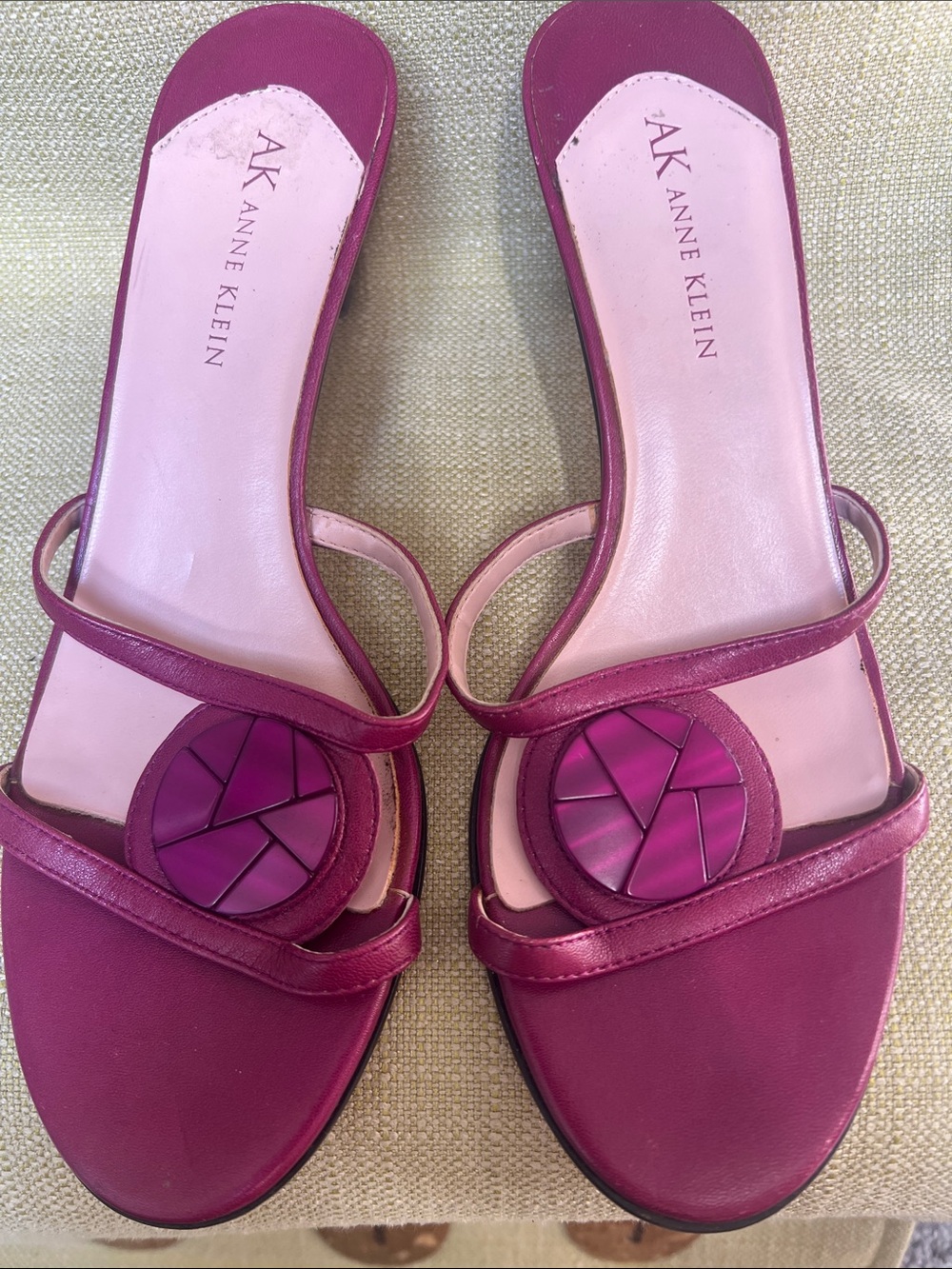 Anne Klein Sz6.5 Magenta Slide Sandals with Decorative Medallions